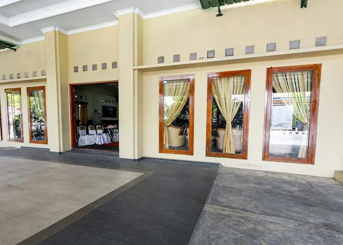 RedDoorz Plus near Alun Alun Karanganyar Surakarta 
